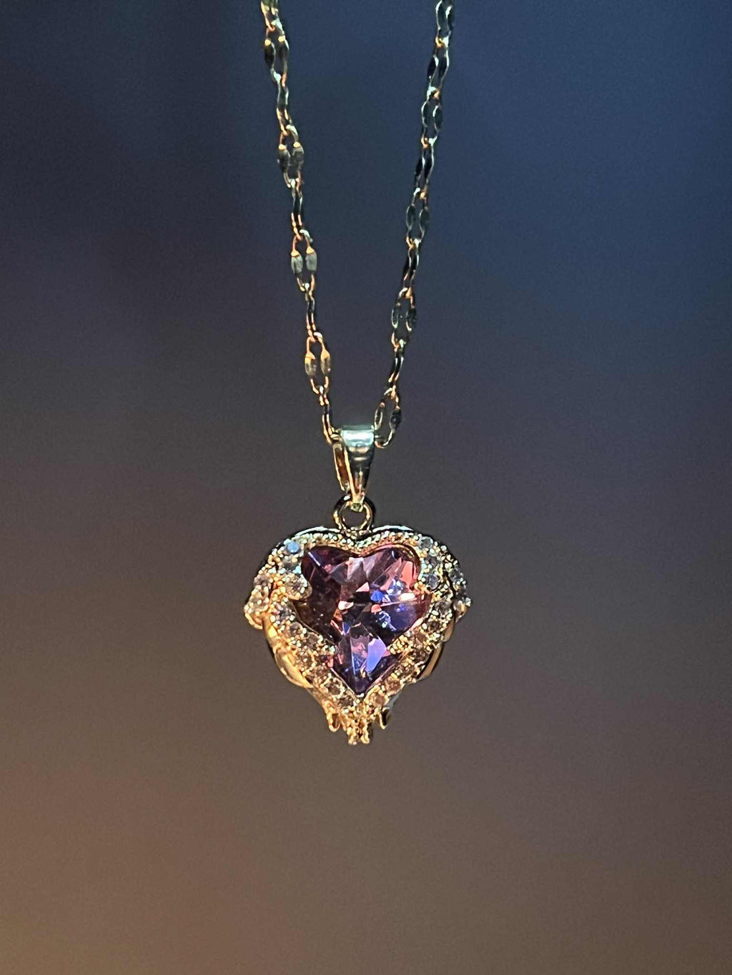 Naszyjnik z zawieszką w kształcie serca i fioletowym kryształem