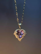 Naszyjnik z zawieszką w kształcie serca i fioletowym kryształem