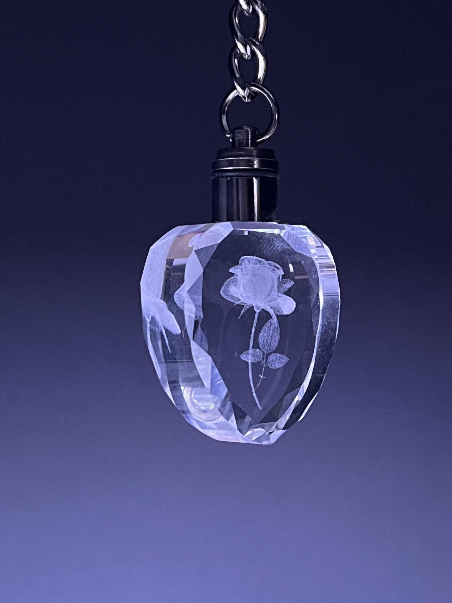 Podświetlana zawieszka z motywem kryształowego serca z różą