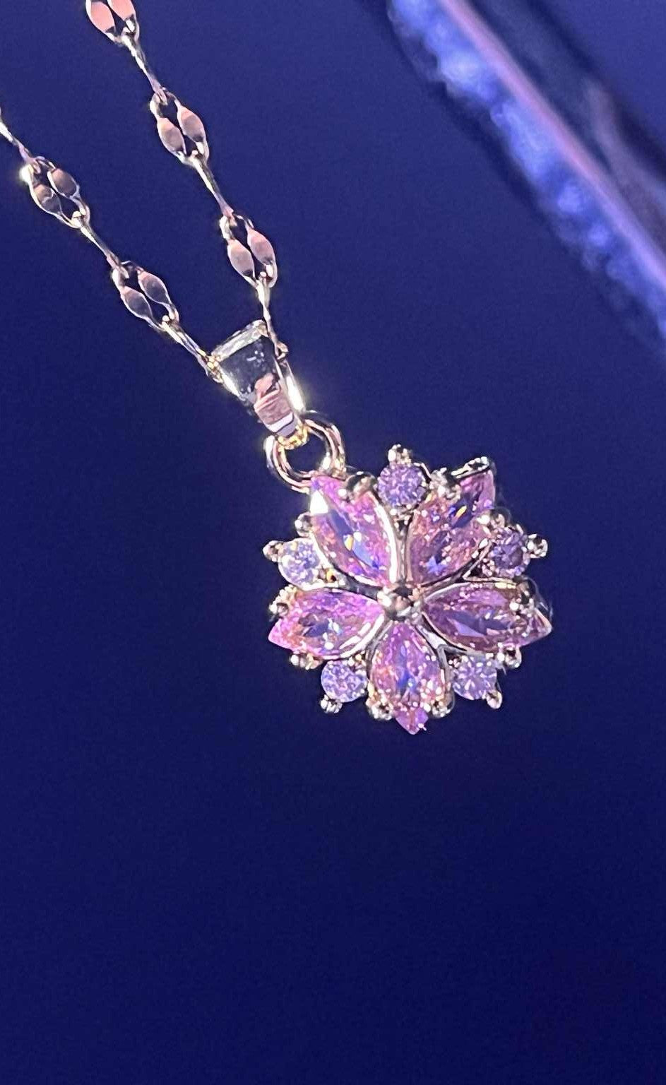 Złocisty naszyjnik z rozetą z różowego kryształu