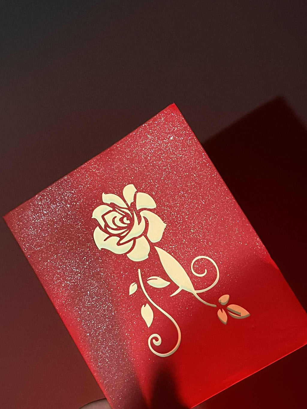 Czerwona kartka prezentowa z piękną różą