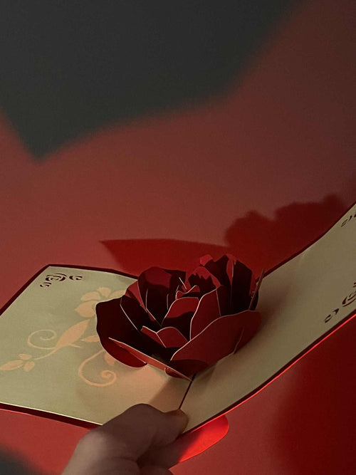 Czerwona kartka prezentowa z piękną różą