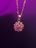 Złocisty naszyjnik z rozetą z różowego kryształu