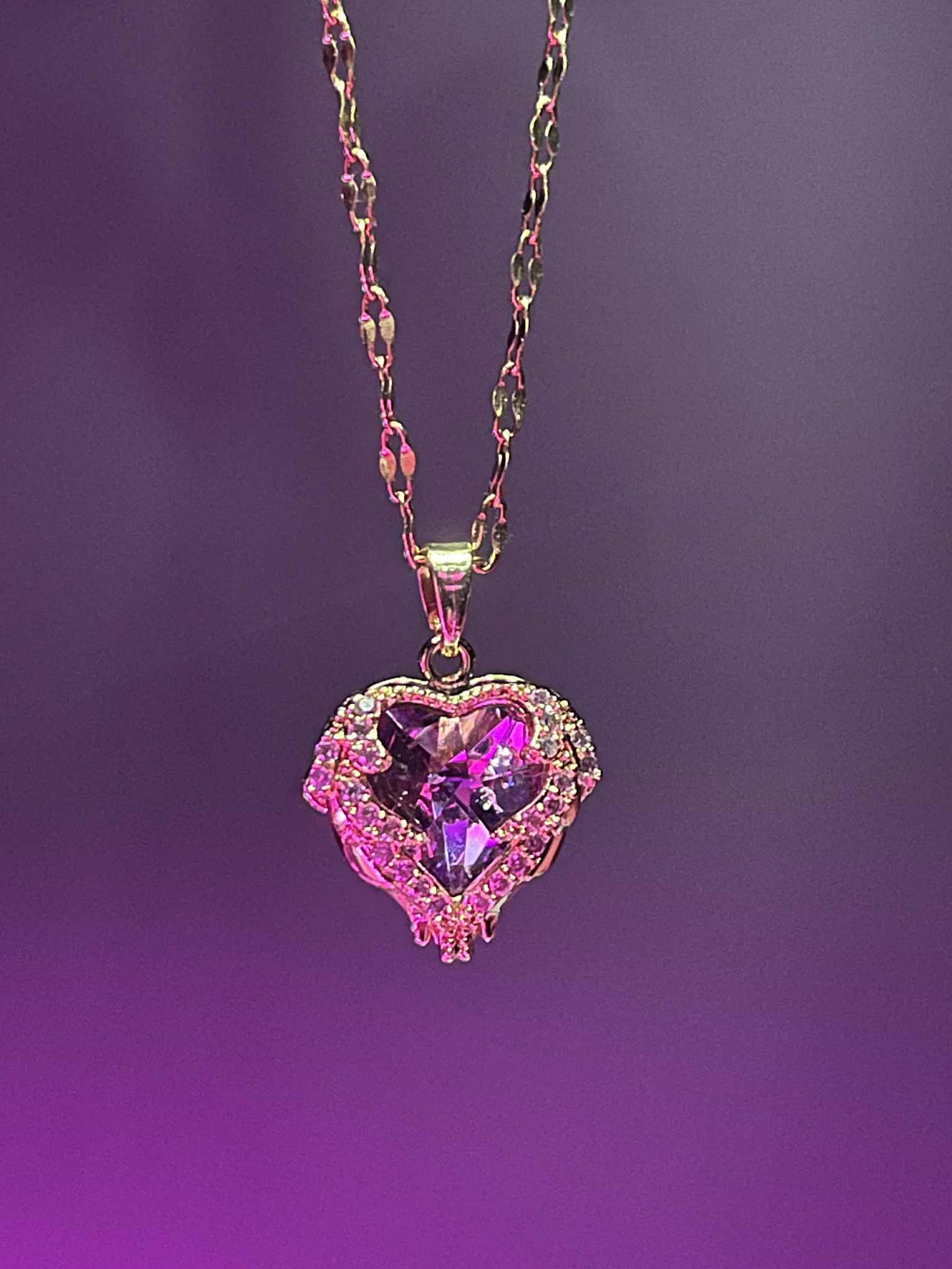 Naszyjnik z zawieszką w kształcie serca i fioletowym kryształem
